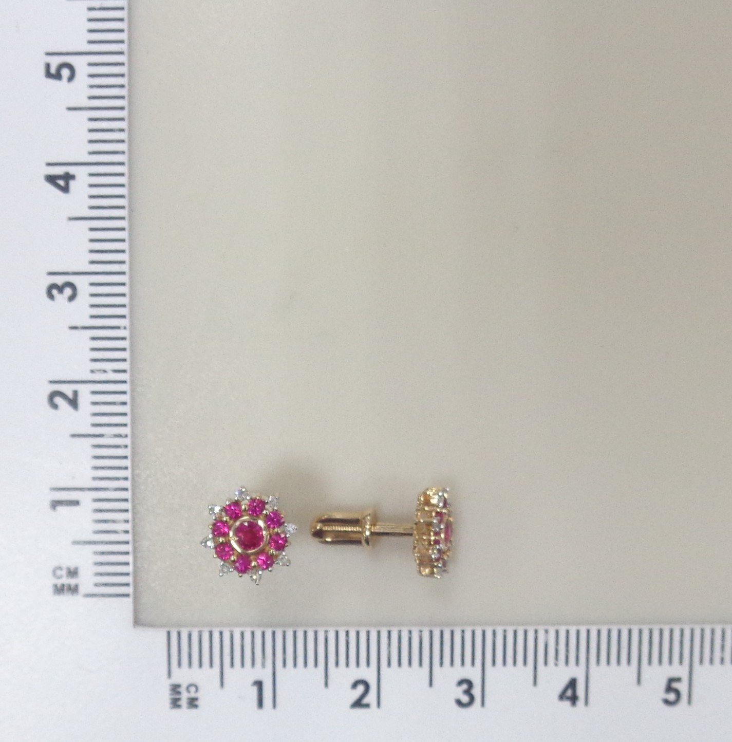 Золотые серьги-пусеты 585 пробы; родий; вставки 2 Рубин 0,193 2/2А; 16 Рубин 0,257 2/2А; 16 Бр.Кр-17